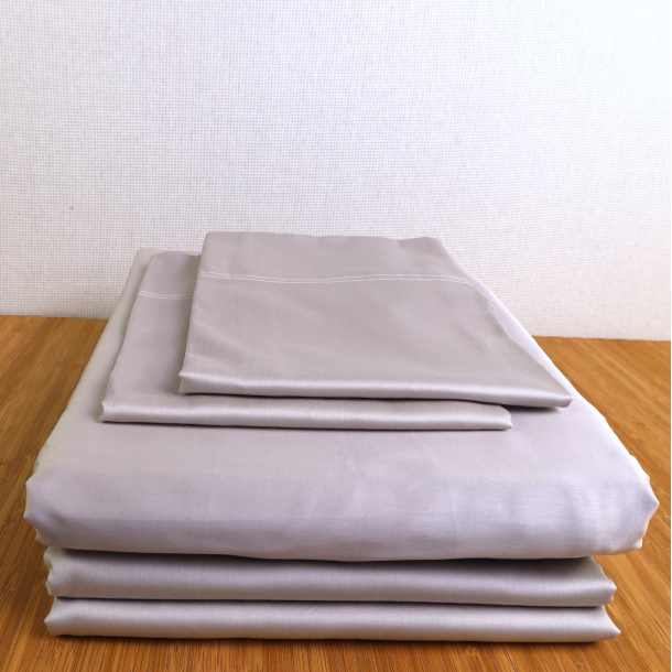 Satin Sheet SET til dobbeltseng - Boxlagen / Toplagen / 2 x Pudebetrk